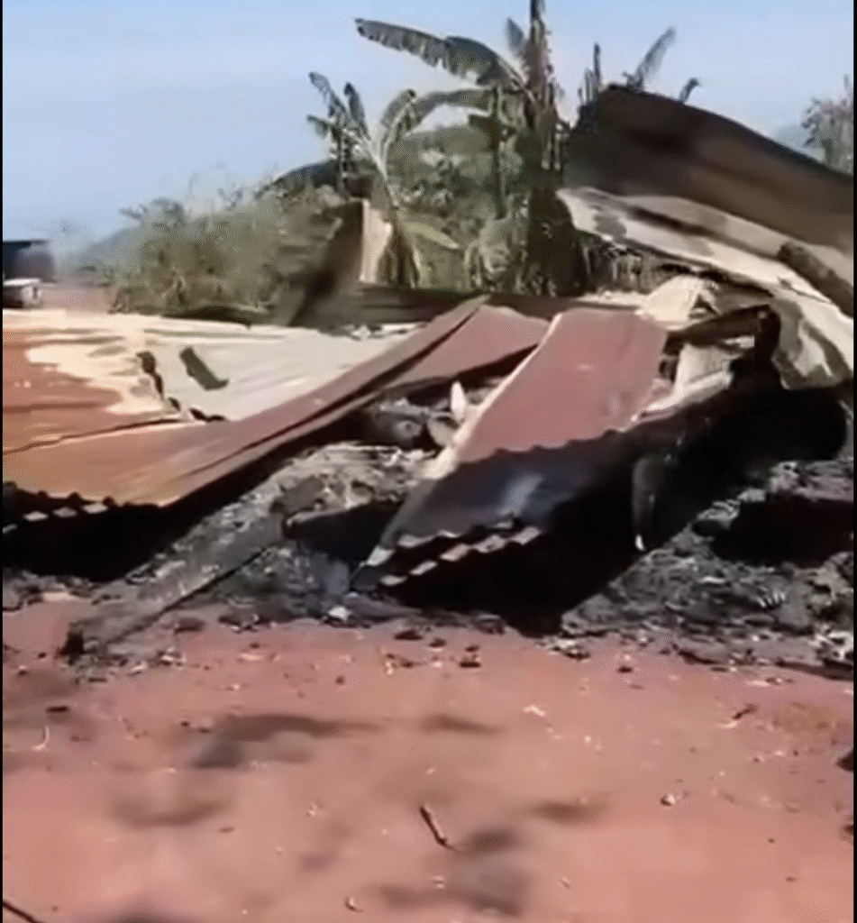 En la Sierra de Guerrero… Regresaron a su pueblo y encontraron incendiadas sus viviendas, en El Nogal